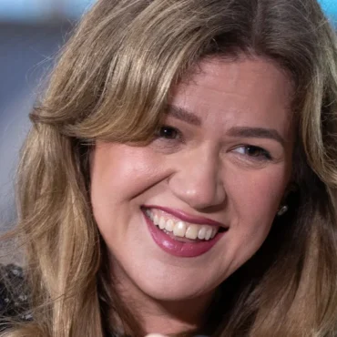 Kelly Clarkson returns to social media after ex husbands death