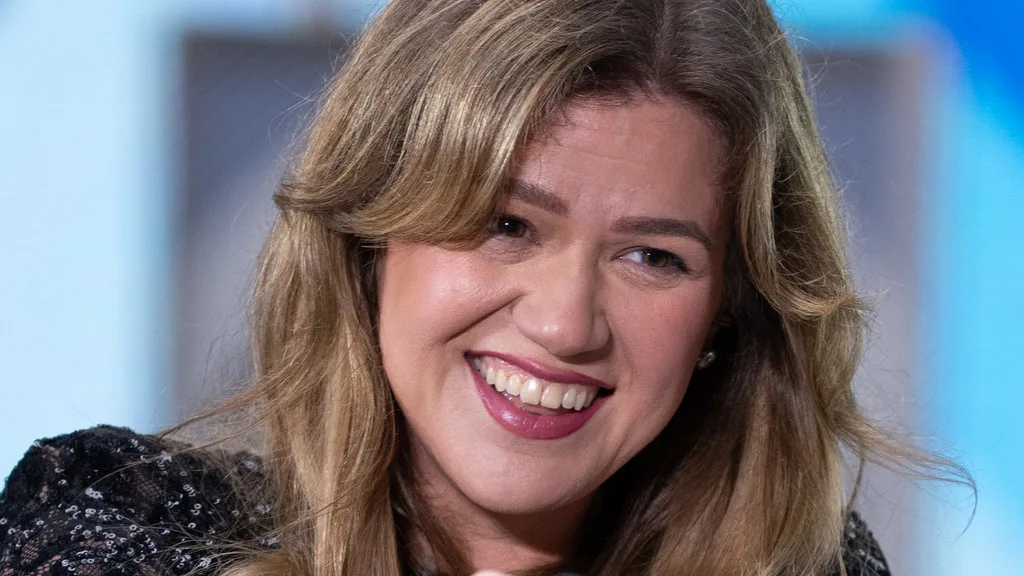 Kelly Clarkson returns to social media after ex husbands death