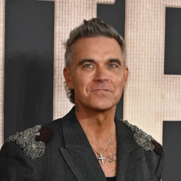 Robbie Williams delays album release to avoid Taylor Swift clash