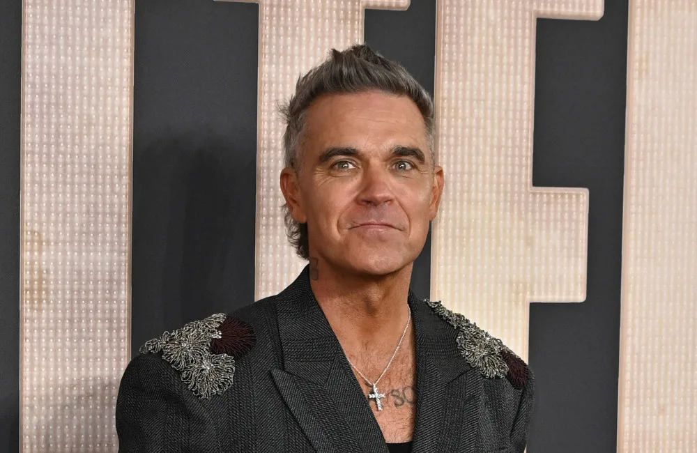 Robbie Williams delays album release to avoid Taylor Swift clash