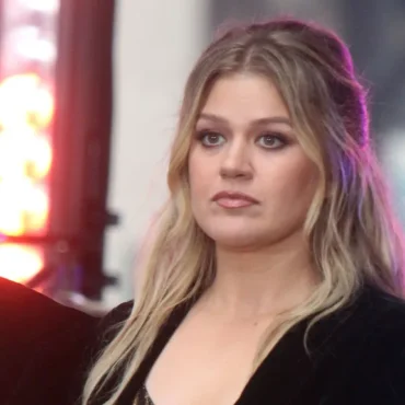 Kelly Clarkson claims ex manager told her to get boob job