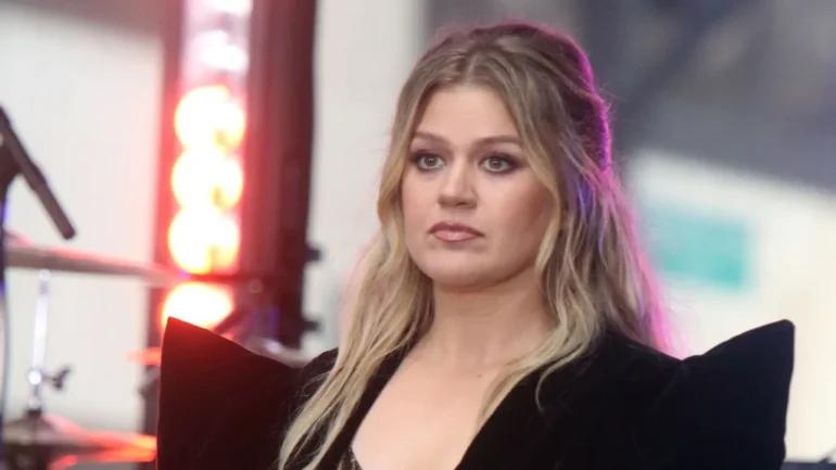 Kelly Clarkson claims ex manager told her to get boob job
